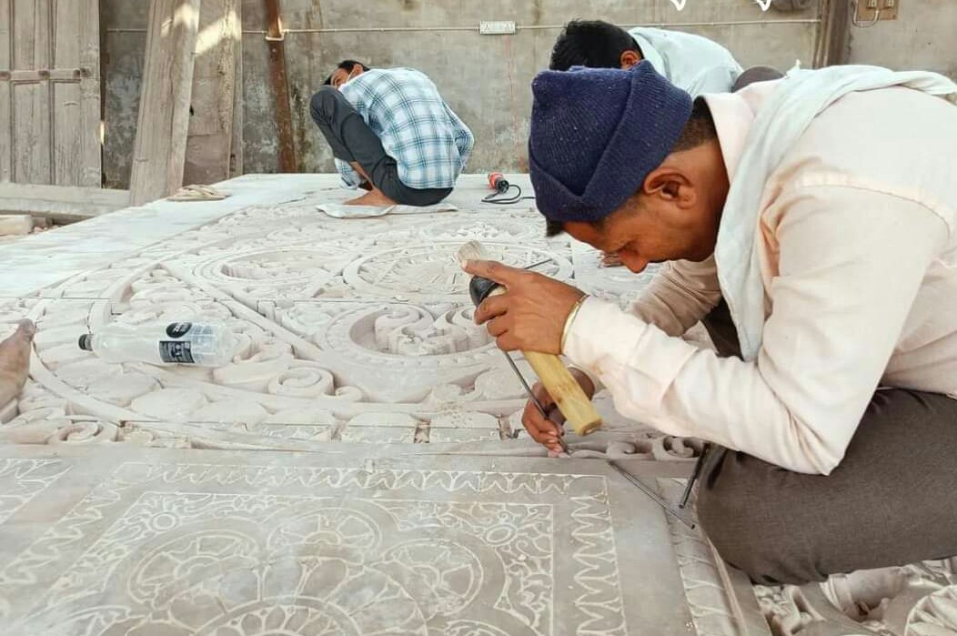 श्री राम मंदिर निर्माण काम मे तेजी.. प्लिंथ में ग्रेनाइट पत्थर के साथ अलग अलग निर्धारित डिजाइन की जा रही।