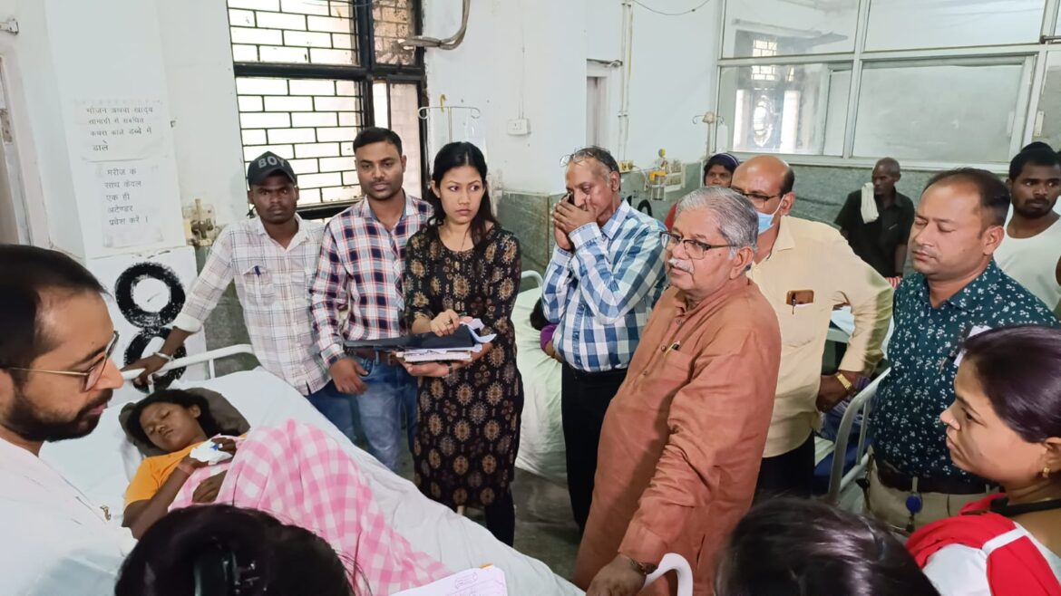 पूर्व विधानसभा अध्यक्ष धरमलाल कौशिक ने ट्रेक्टर पलटने से हुई मृतक महिला को दी श्रद्धाजंलि एवं घायल हुए महिलाओं का हाल-चाल जानने सिम्स पहुंचे..