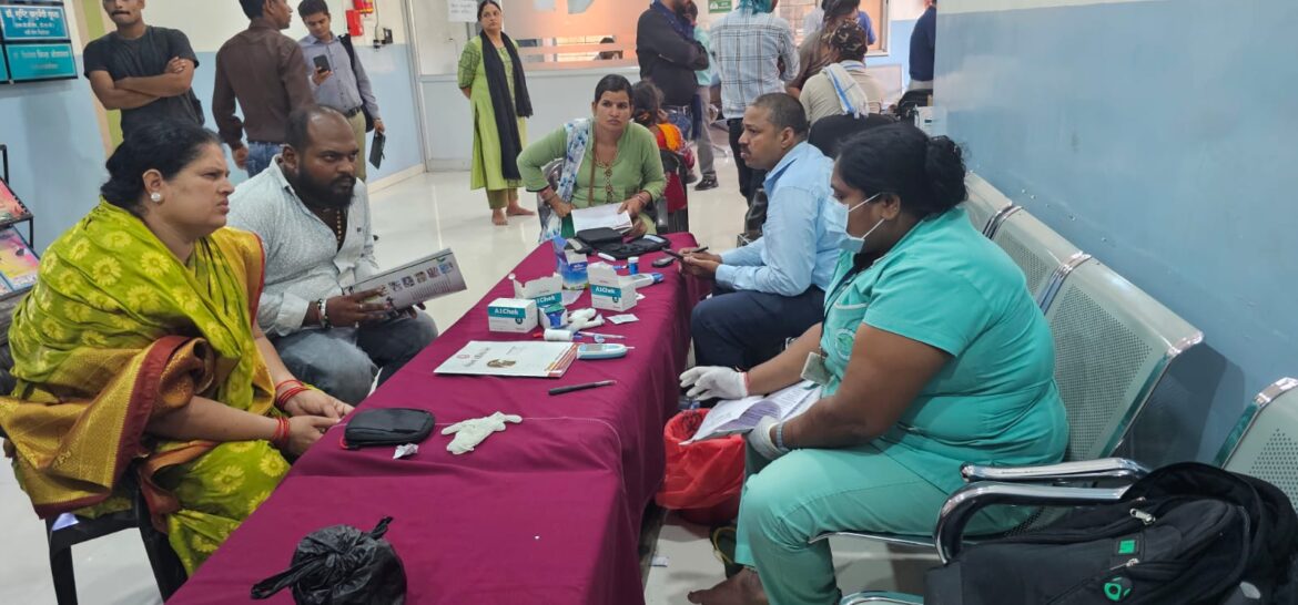 वंदना हॉस्पिटल के डायरेक्टर डॉ.चंद्रशेखर उइके ने अपने पिता के पुण्यतिथि पर हॉस्पिटल में किया गया स्वास्थ्य जांच शिविर का आयोजन