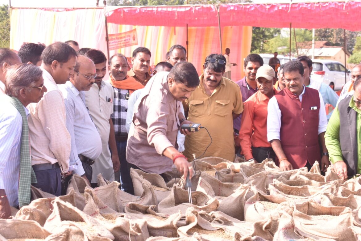 विधायक सुशांत शुक्ला ने भरारी धान खरीदी केंद्र का निरीक्षण