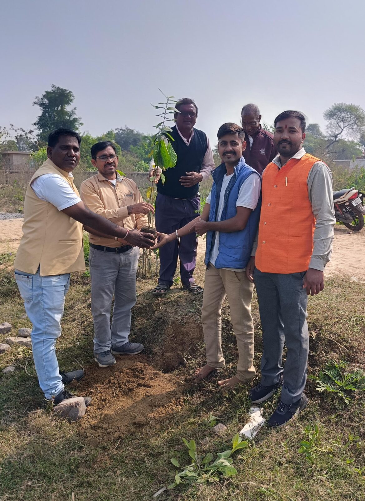 भाजपा कार्यकर्ता गौरव तिवारी ने जन्मदिवस पर किया वृक्षारोपण