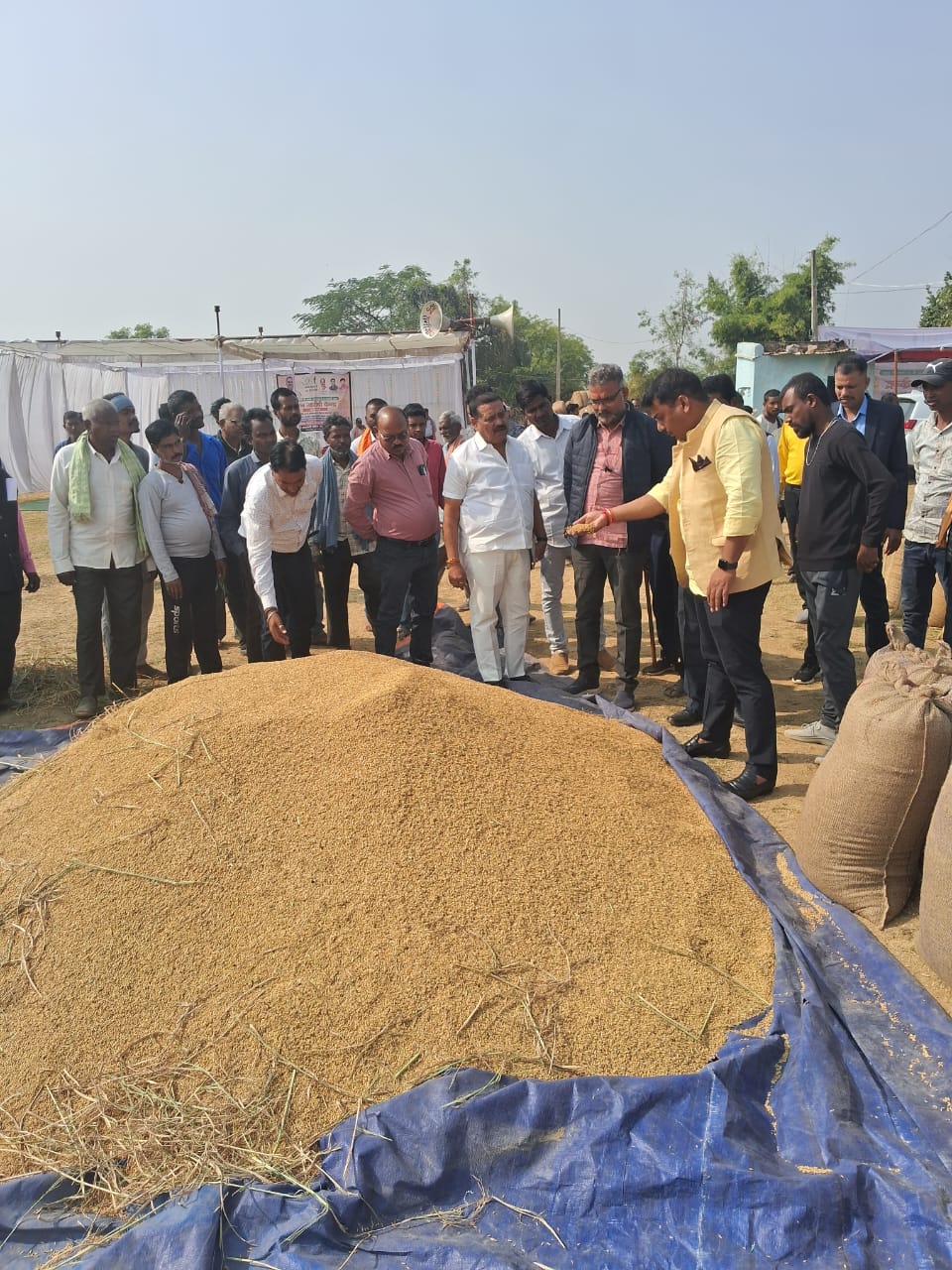 धान खरीदी केन्द्रों का विधायक सुशांत शुक्ला ने किया निरीक्षण