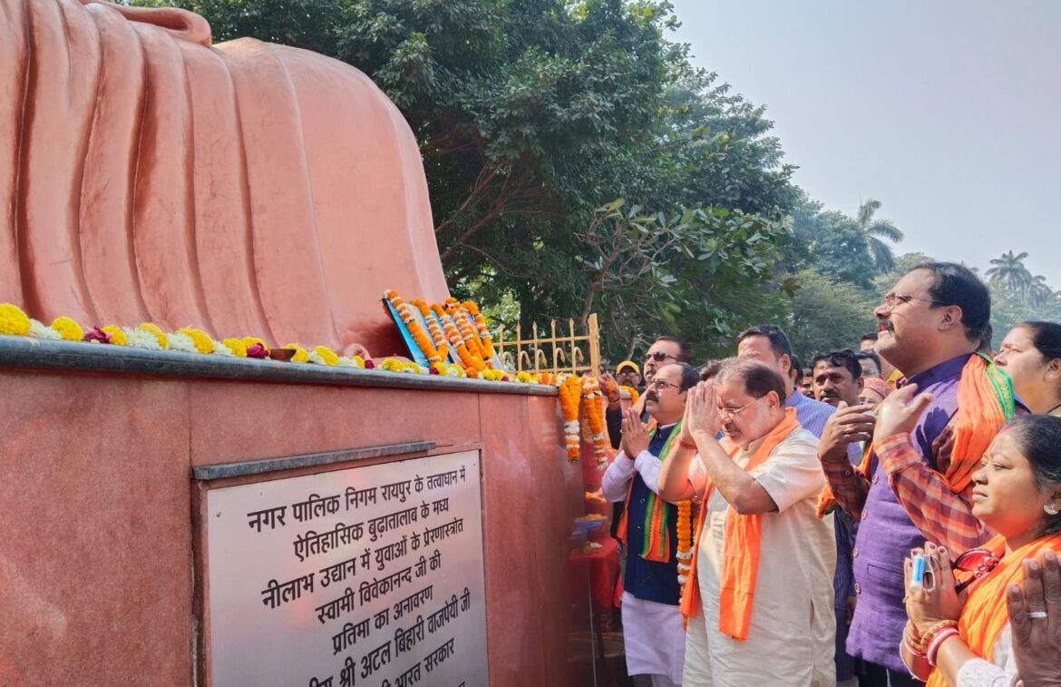 स्वामी विवेकानंद जयंती पर विधायक सुनील सोनी ने विवेकानंद की प्रतिमा किया पुष्प अर्पित